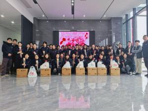 鮮花贈(zèng)芳華，好禮敬巾幗